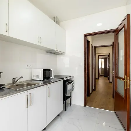 Downtown 2 Minutes By Walk To Center And Metro-direct To Airpot T4 * ポルト