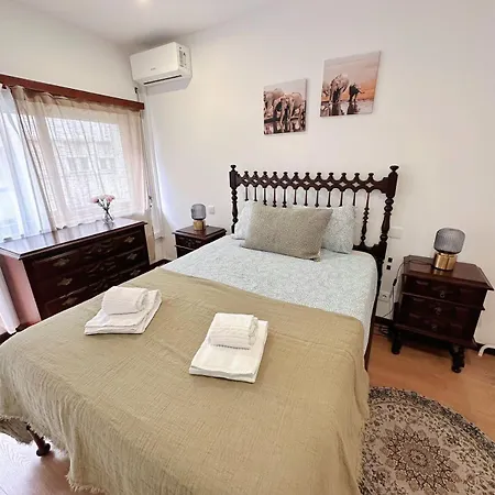 Downtown 2 Minutes By Walk To Center And Metro-direct To Airpot T4 * ポルト