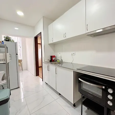 Downtown 2 Minutes By Walk To Center And Metro-direct To Airpot T4 * ポルト