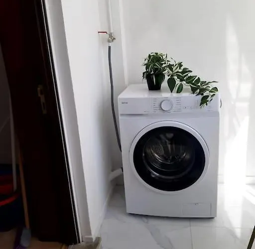 Downtown 2 Minutes By Walk To Center And Metro-direct To Airpot T4 شقة