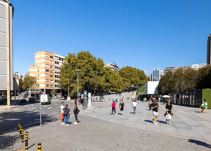 Downtown 2 Minutes By Walk To Center And Metro-direct To Airpot T4 شقة *