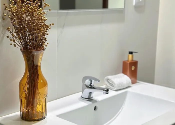 Downtown 2 Minutes By Walk To Center And Metro-direct To Airpot T4 شقة *