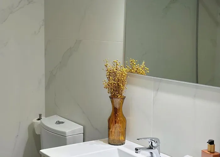 Downtown 2 Minutes By Walk To Center And Metro-direct To Airpot T4 *