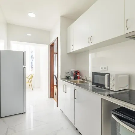 Downtown 2 Minutes By Walk To Center And Metro-direct To Airpot T4 *