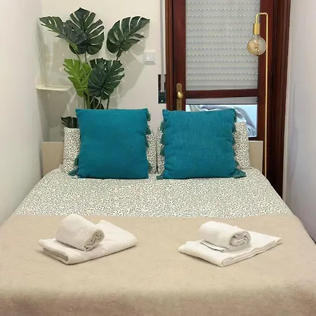 Downtown 2 Minutes By Walk To Center And Metro-direct To Airpot T4