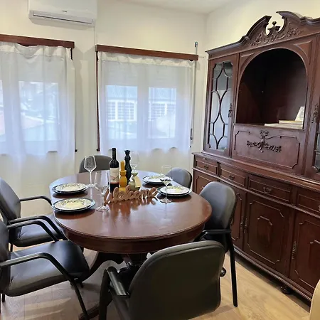 Downtown 2 Minutes By Walk To Center And Metro-direct To Airpot T4 Апартаменты *