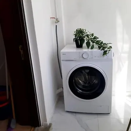 Downtown 2 Minutes By Walk To Center And Metro-direct To Airpot T4 Apartment