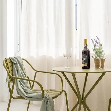 Downtown 2 Minutes By Walk To Center And Metro-direct To Airpot T4 公寓