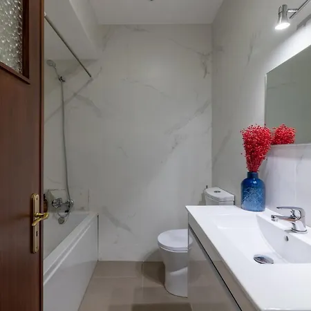 Downtown 2 Minutes By Walk To Center And Metro-direct To Airpot T4 Apartment