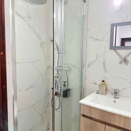 Downtown 2 Minutes By Walk To Center And Metro-direct To Airpot T4