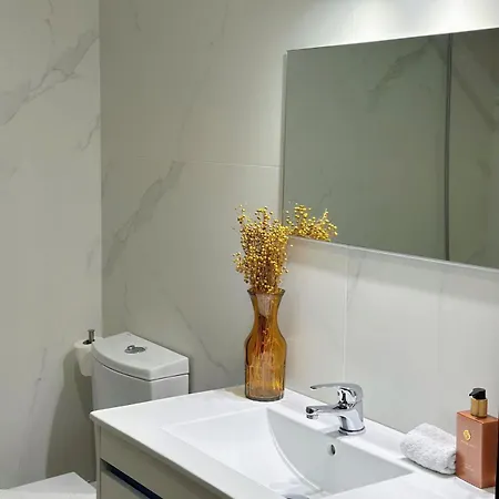 Downtown 2 Minutes By Walk To Center And Metro-direct To Airpot T4 *