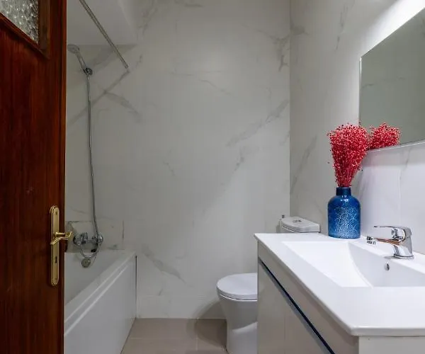 Downtown 2 Minutes By Walk To Center And Metro-direct To Airpot T4 * Πόρτο