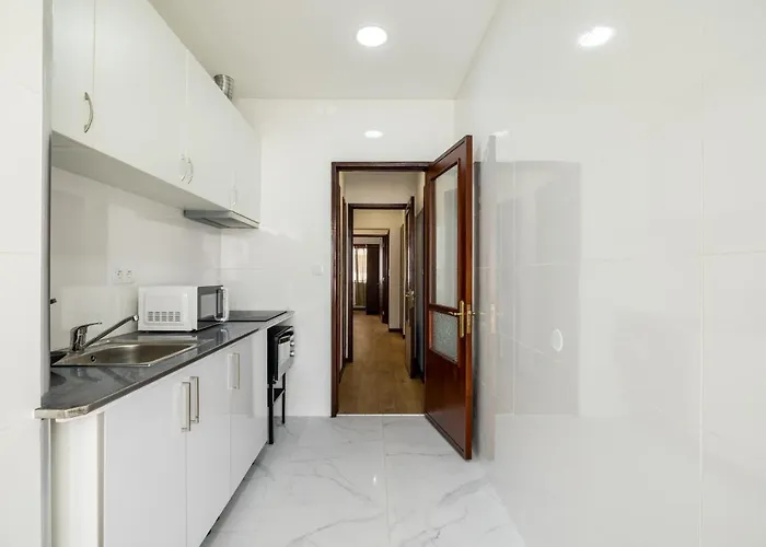 Downtown 2 Minutes By Walk To Center And Metro-direct To Airpot T4 Daire