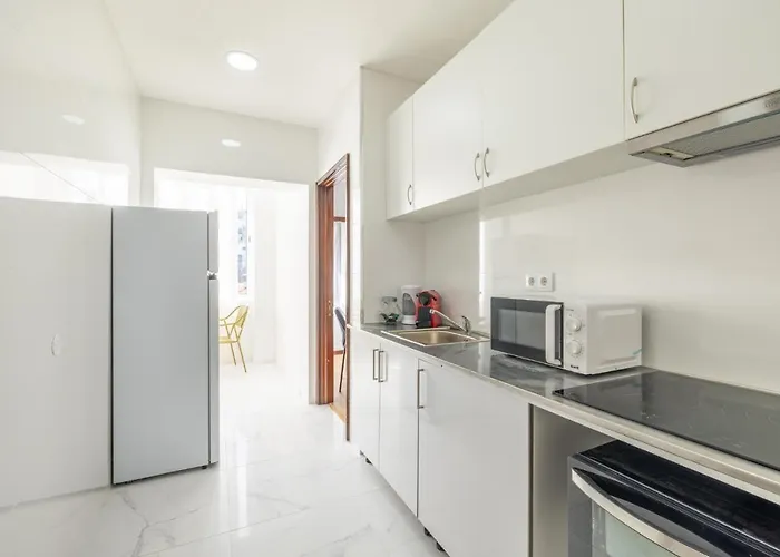 Downtown 2 Minutes By Walk To Center And Metro-direct To Airpot T4 *