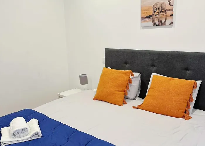 Downtown 2 Minutes By Walk To Center And Metro-direct To Airpot T4 *