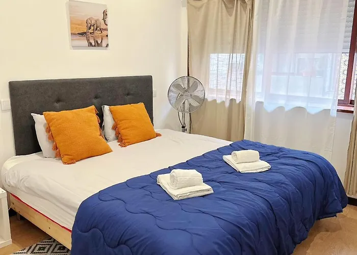 Downtown 2 Minutes By Walk To Center And Metro-direct To Airpot T4 Διαμέρισμα