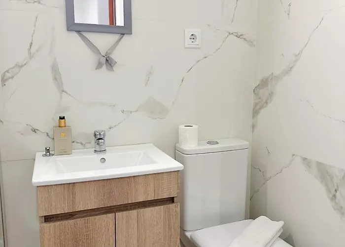 Downtown 2 Minutes By Walk To Center And Metro-direct To Airpot T4 *