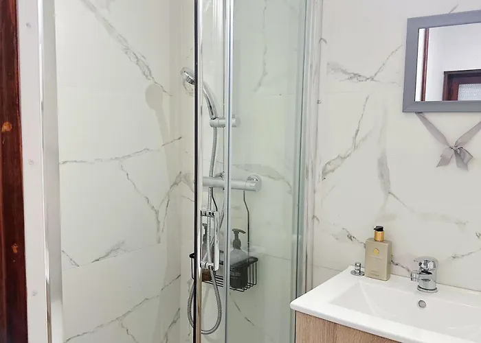 Downtown 2 Minutes By Walk To Center And Metro-direct To Airpot T4