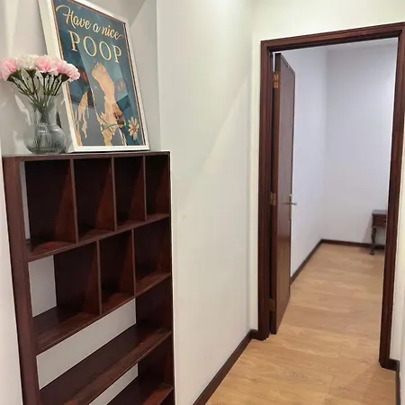 Downtown 2 Minutes By Walk To Center And Metro-direct To Airpot T4 Апартаменты *