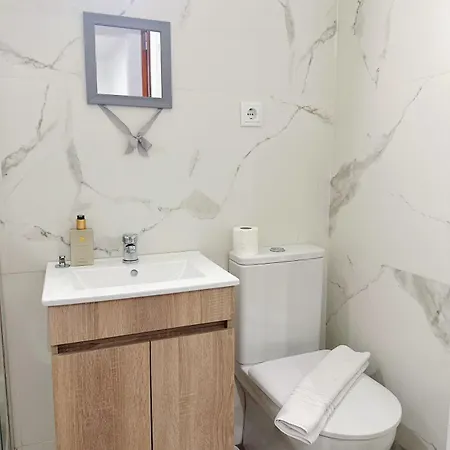 Downtown 2 Minutes By Walk To Center And Metro-direct To Airpot T4 *