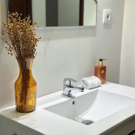 Downtown 2 Minutes By Walk To Center And Metro-direct To Airpot T4 شقة *