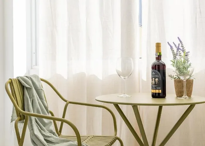 Downtown 2 Minutes By Walk To Center And Metro-direct To Airpot T4 Апартаменты