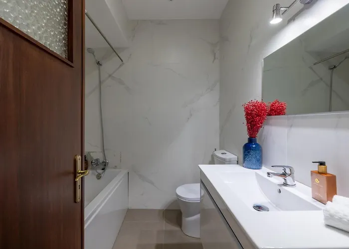 Downtown 2 Minutes By Walk To Center And Metro-direct To Airpot T4 Апартаменты