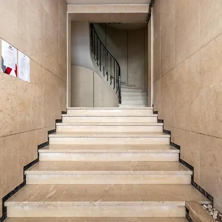 Lägenhet Downtown 2 Minutes By Walk To Center And Metro-direct To Airpot T4