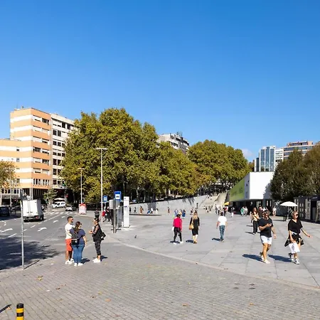 Downtown 2 Minutes By Walk To Center And Metro-direct To Airpot T4 Lägenhet *